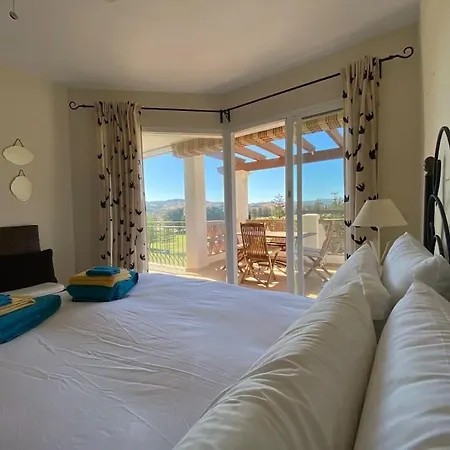 Luxury Large 2 Bedroom Frontline Golf Apartment *
