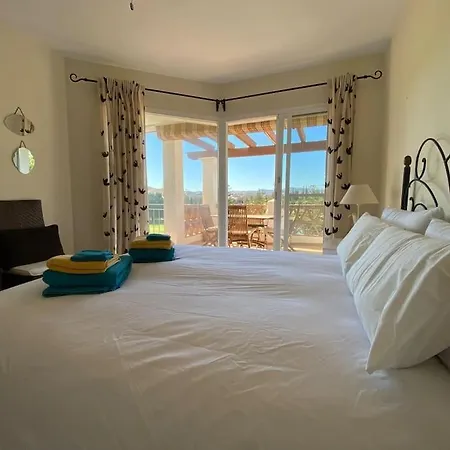 Luxury Large 2 Bedroom Frontline Golf Apartment *