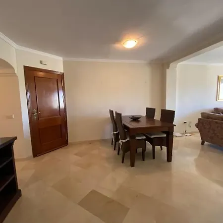 Luxury Large 2 Bedroom Frontline Golf Apartment *